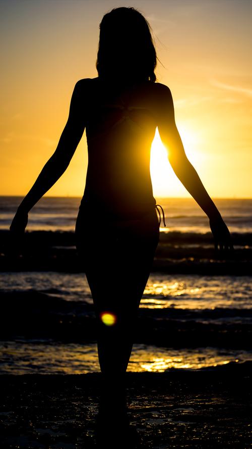日落夏天女孩背影风景手机壁纸锁屏壁纸海滩侧影