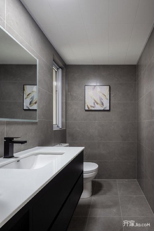 满足空间的基本使用需求使用了带有灰色瓷砖让卫生间不那么单调