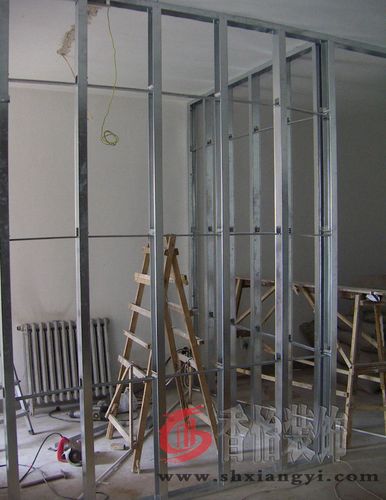 上海厂房装修中轻钢龙骨异型隔断墙的安装