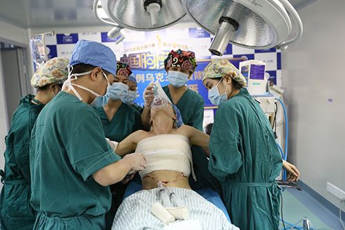 凤凰网直播中国首例乌克兰女模隆胸手术