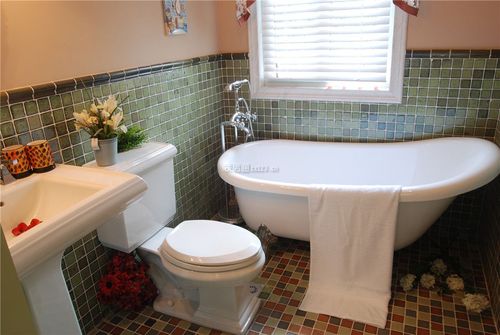 地中海风格家庭浴室装修浴缸摆放图片装修123效果图