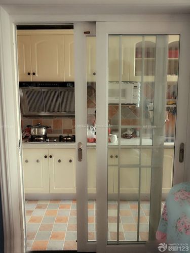 精品小户型整体厨房玻璃推拉门装修效果图