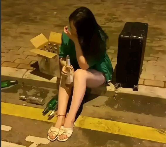深圳女孩失业借酒消愁深夜一人独自买醉网友要爱惜身体