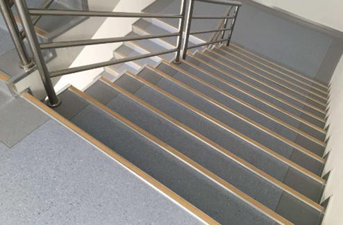如果是住宅楼梯楼梯高度控制在18cm宽度控制在25cm.