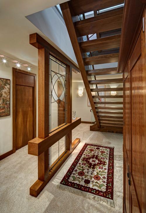 现代风格别墅进门好看实木隔断楼梯装修效果图片