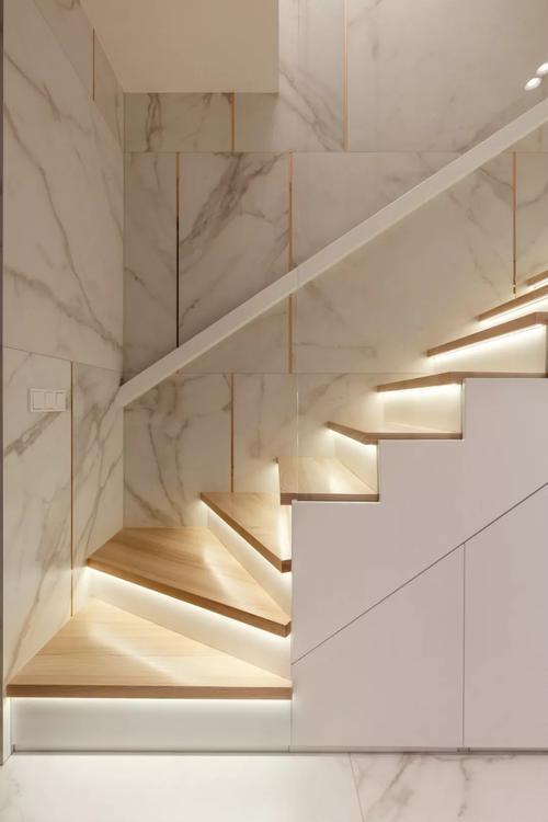合理利用楼梯空间白色的大理石金色线性提升精致感