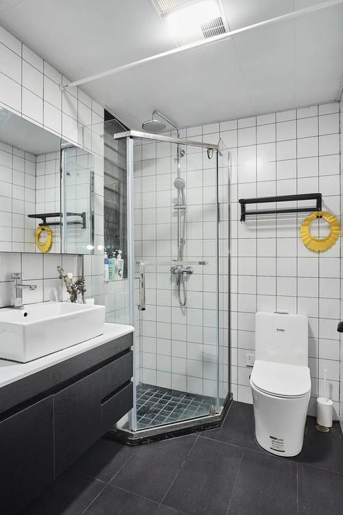 深灰色的地砖和白色墙砖很有层次感淋浴房做到干湿分离.