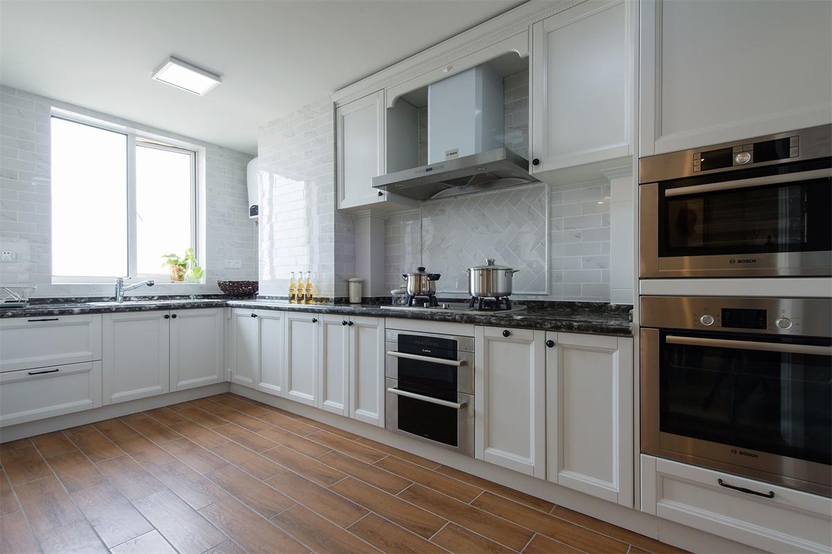 厨房以白色为主白色橱柜相当有质感配上嵌入式家电整个空间显得