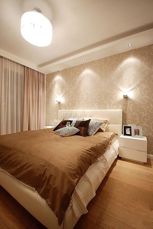 现代风格温馨卧室壁灯装修设计效果图2021