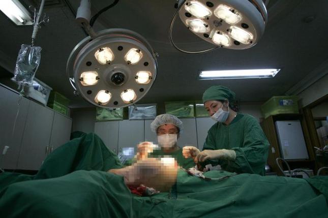 资料图在韩国首都首尔整形医生正在为一名女子做隆胸手术