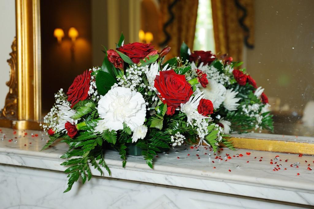 鲜花婚礼接待处红玫瑰装饰的婚礼招待会