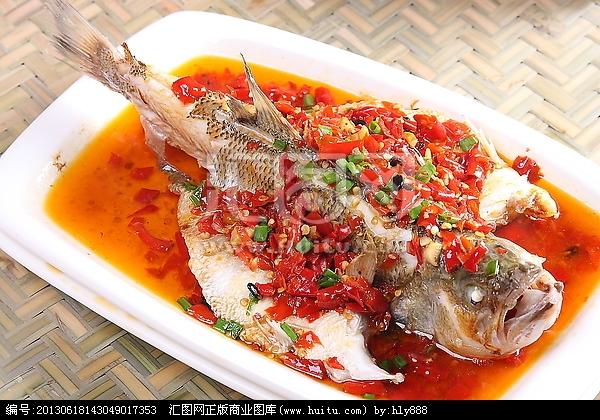 p剁椒蒸鲈鱼是一道美食主要材料是鲈鱼需要盐生姜植物油酱油