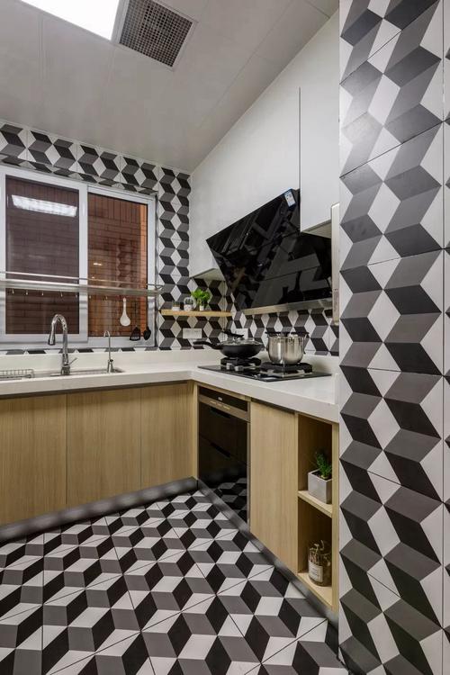 厨房的地面墙面以独特的立体几何视觉的砖搭配木色橱柜小空间也装扮