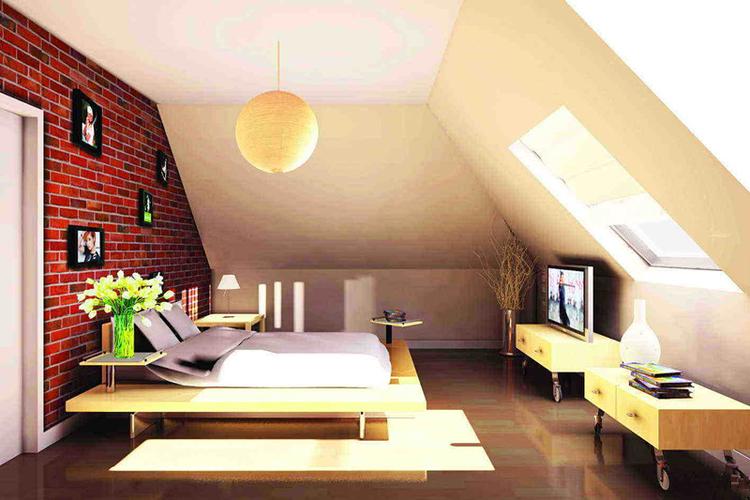 卧室斜墙设计效果图红褐色的卧室床头背景墙上分散悬挂着几款就像