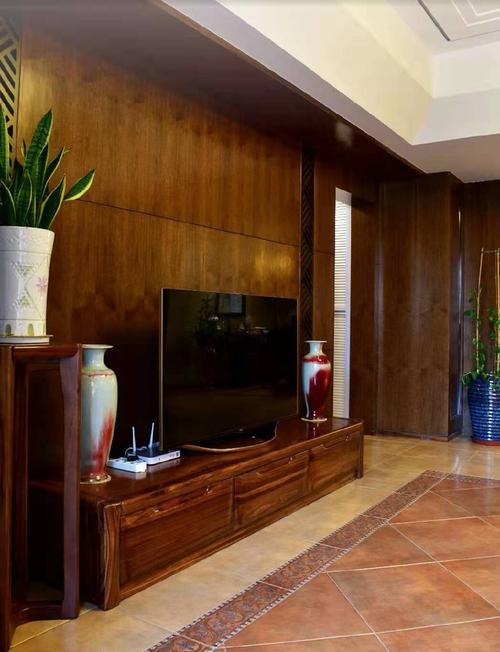 电视背景墙设计深木色和客厅颜色保持统一