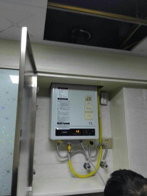 御龙湾卓21501户型装在柜子内的13升燃气热水器