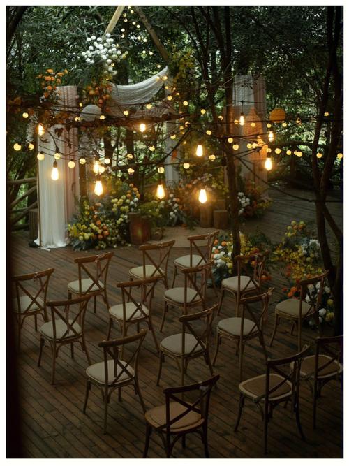 虽然有丝丝凉意但焦糖色的复古婚礼布置和温馨的婚礼氛围把整个场景