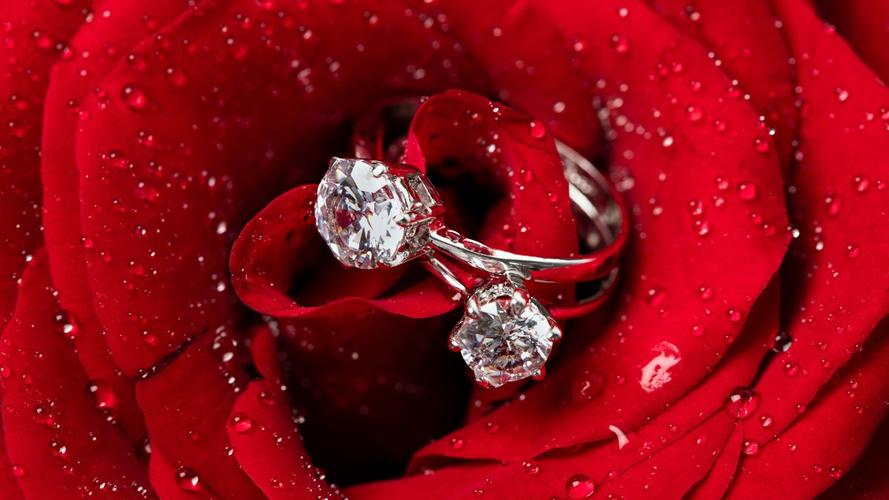 红色玫瑰水滴钻石戒指特写图片