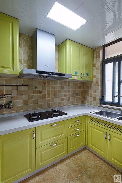 草绿色的厨房也许还是比较少人会做这种颜色的橱柜但是不得不否认