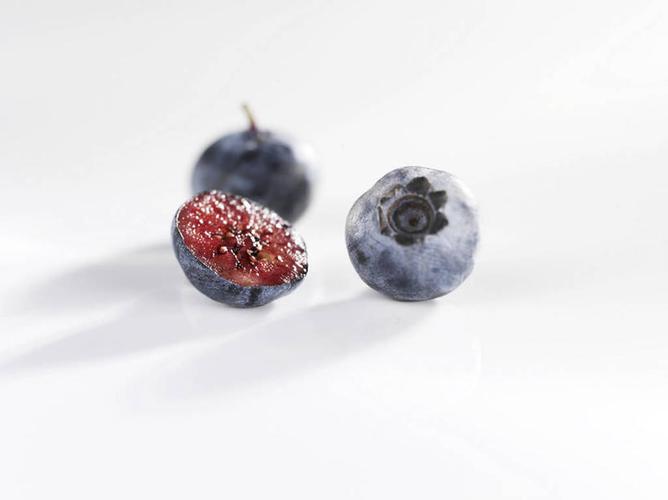 横图俯视室内特写白天白色背景桌面桌子浆果蓝莓水果切开