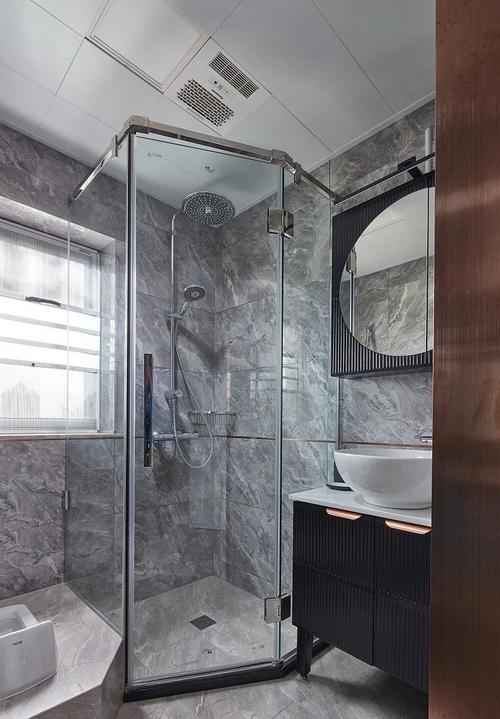 卫生间整体通铺灰色瓷砖钻石型玻璃淋浴房黑色洗漱台增加卫生间的