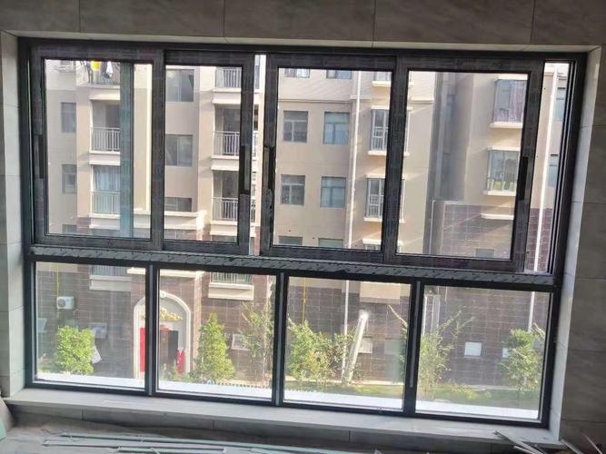 一般的封阳台可以用塑钢窗铝合金窗以及断桥铝窗实木窗空腹钢窗.