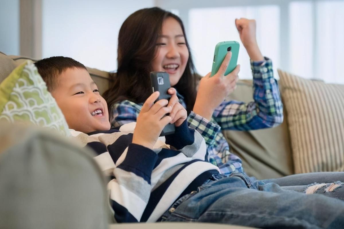 对于不同年龄段的孩子玩手机家长该如何干预
