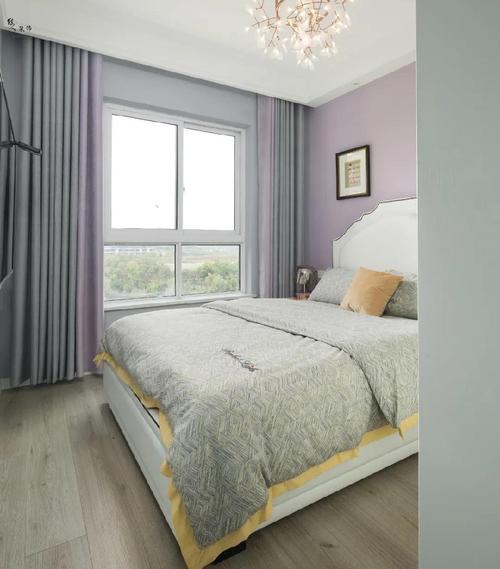 卧室背景墙以淡紫色的墙面漆布置上皮艺靠背的床铺