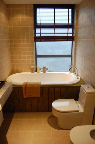 中式风格三居室卫生间浴缸装修效果图欣赏