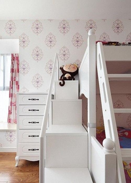 儿童床上下层的楼梯同时也具备了储物的功能.