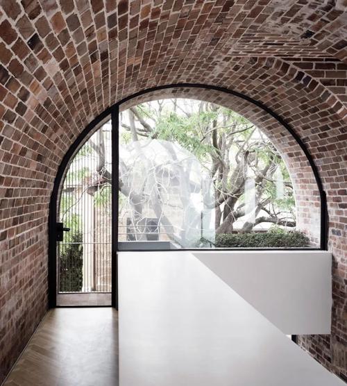 空间欣赏砖墙圆拱门洋溢这意大利质朴风格的简约设计