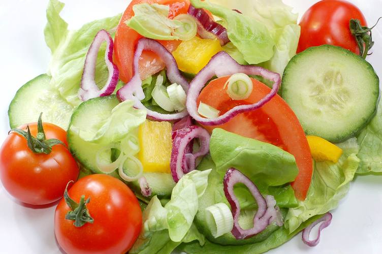 色彩斑斓的蔬菜沙拉图片