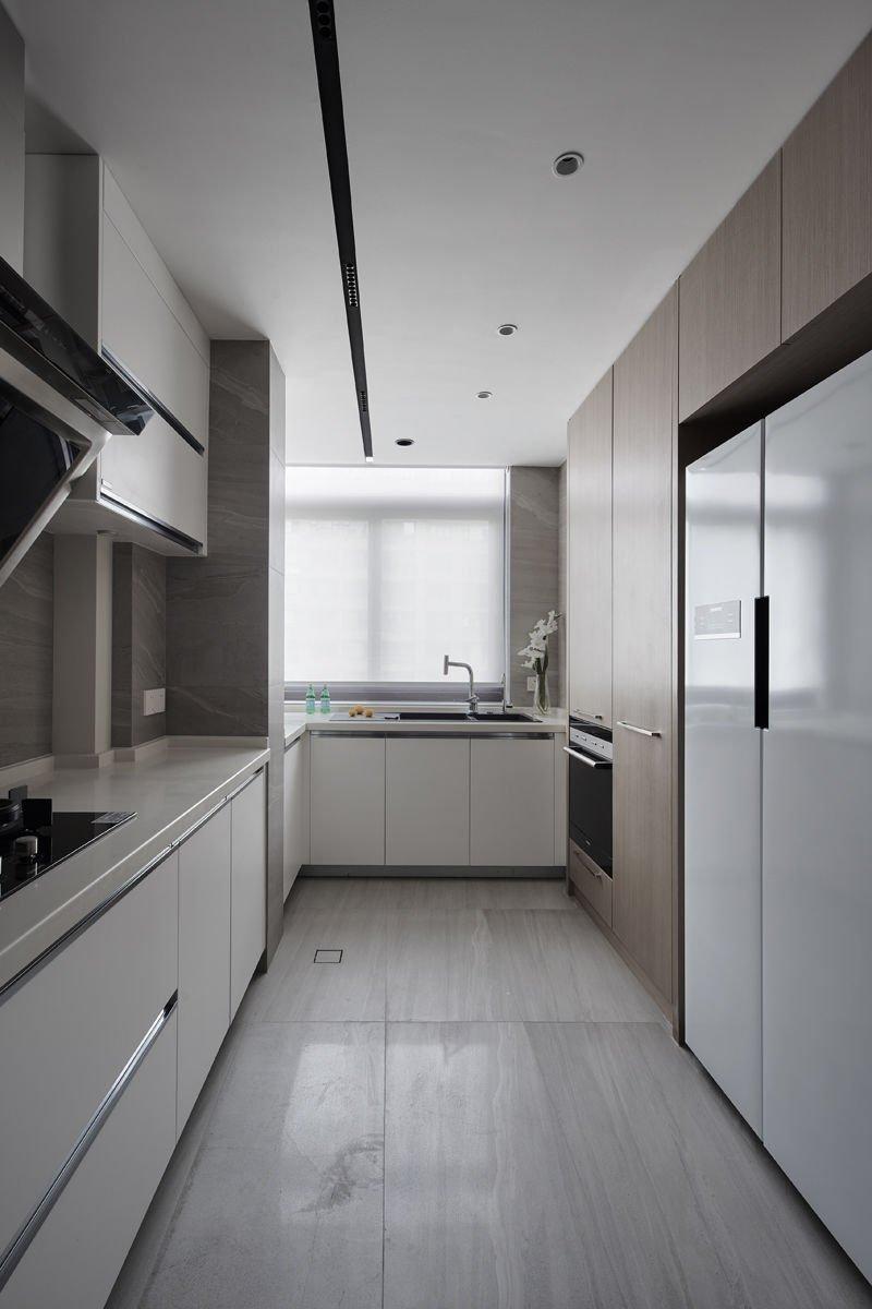 厨房分两部分制作左边烤漆白色的由金牌橱柜定制完成右边木饰面柜门