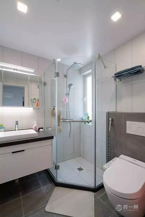 干湿分离的卫生间浴室做了扇形的设计保持了美观又提高