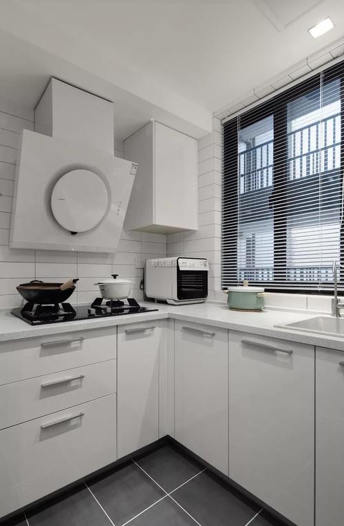 102平日式风格家庭厨房转角橱柜设计效果图