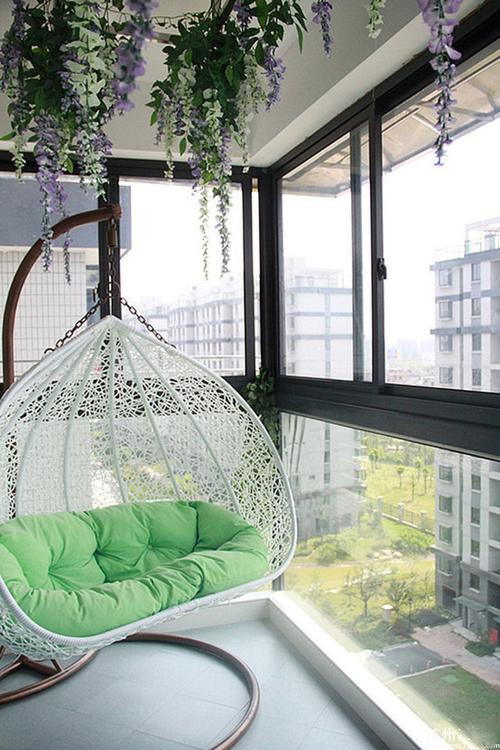 休闲的小阳台布置得很惬意.美美的吊篮适合午睡.
