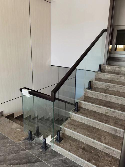 适合水泥楼梯上的两款楼梯玻璃护栏