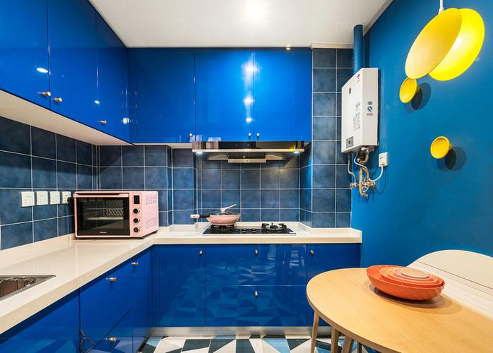 厨房海水深蔚蓝色橱柜搭配什么颜色台面瓷砖好看