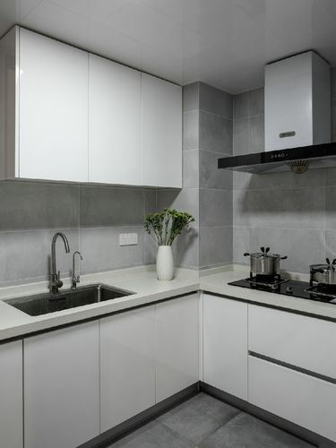 厨房有充足的空间打造橱柜满足厨房收纳的需求白色橱柜与灰色瓷砖的