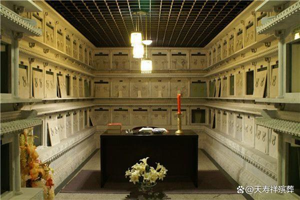 北京长城华人怀思堂位于延庆区八达岭的三堡村是一座大型室内墓园.