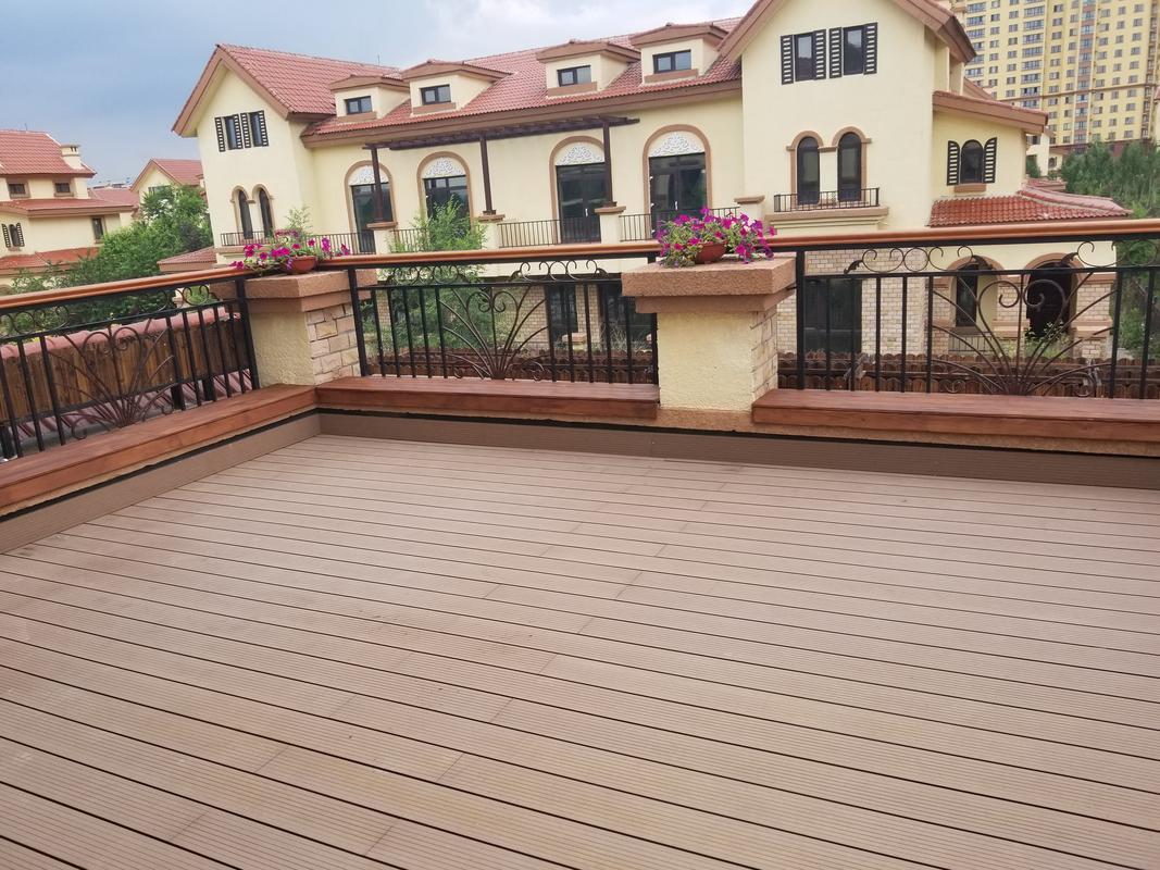 别墅小院屋顶平台使用哪种塑木地板性价比更高