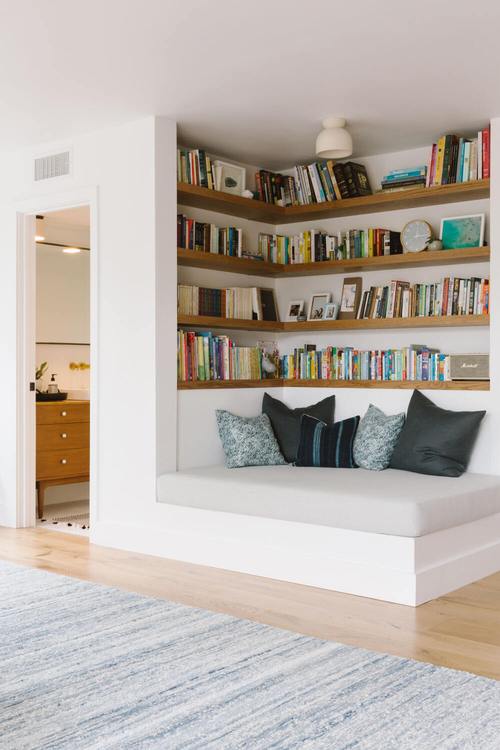 后面的空间就足够设计一个书架装饰空间看书两不误客厅也能变书房
