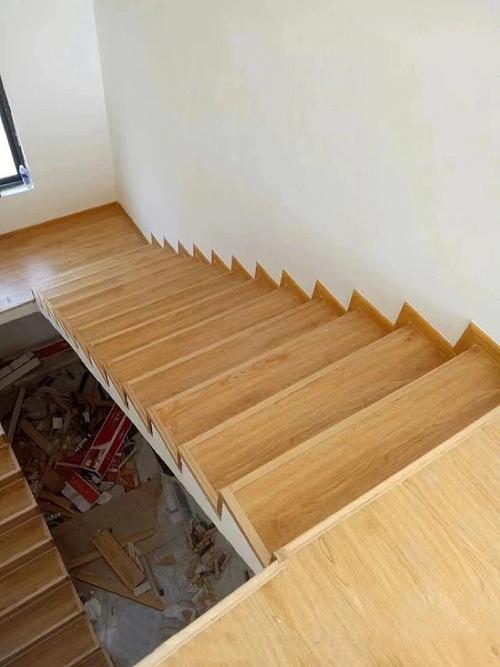 木地板背景上墙楼梯和地台铺装想怎么就怎么装93木地板