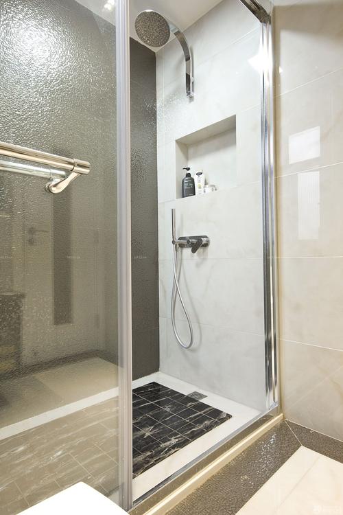 磨砂玻璃隔断淋浴房喷头效果图