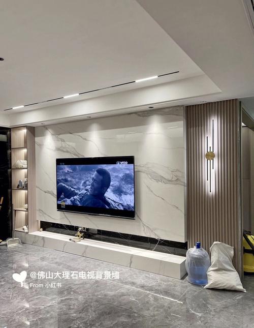 大理石材质岩板材质电视背景墙作为客厅最显眼的区域装修时非常