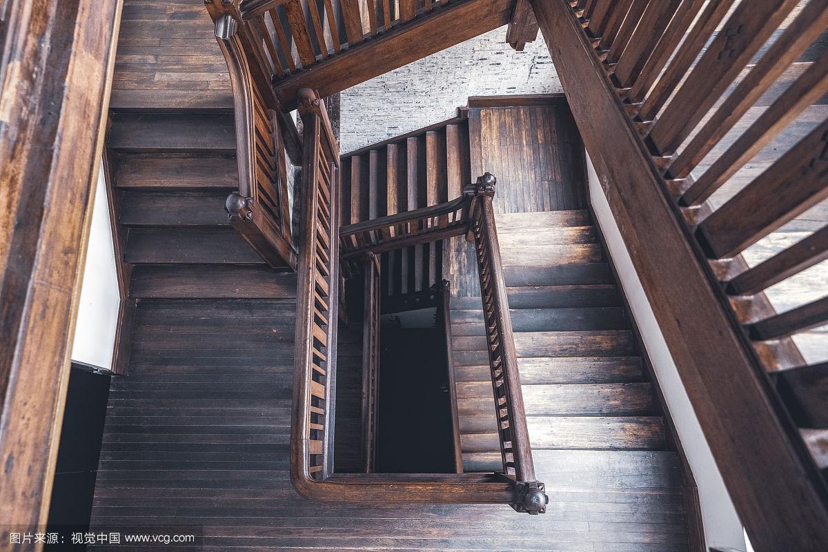 老式公寓的木质楼梯