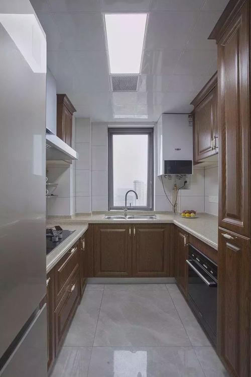 家里厨房的结构是水槽与灶台分别在两面墙上那刚好可以台面做成两个