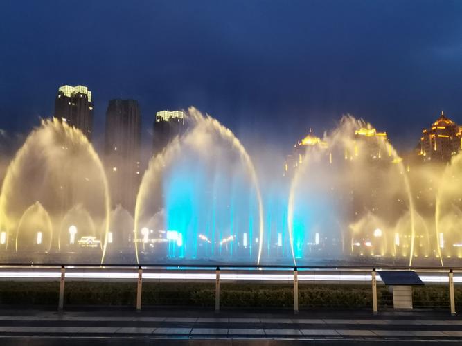 大连星海广场音乐喷泉每晚730播放漂亮花样变幻莫测最高达三十