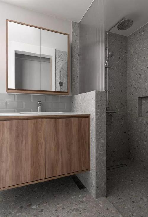 不妨试试半高墙的浴室规划不但能增添通透感也能提升整体的使用机能