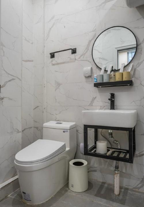 卫生间白色石纹墙砖搭配灰色地砖台盆造型简单不占空间